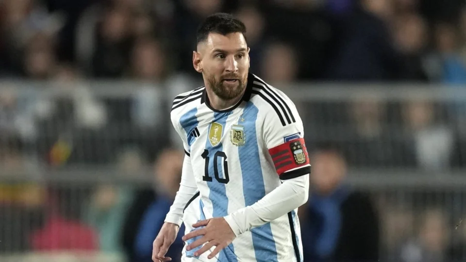 Com golaço de Messi, Argentina vence Equador nas Eliminatórias