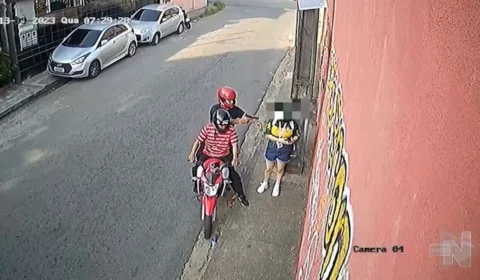 Vídeo: suspeito aponta arma para cabeça de jovem durante assalto em Manaus