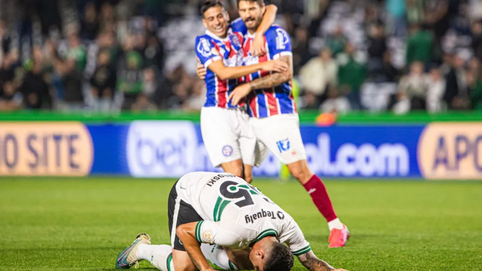 Brasileirão: Bahia vence Coritiba de virada e volta a vencer fora de casa