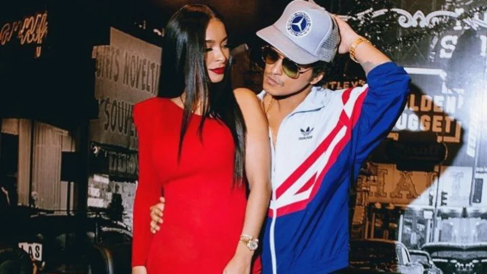 Bruno Mars é casado? Saiba quem é Jessica Caban, namorada do cantor