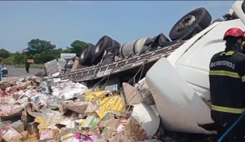 Vídeo: caminhão carregado de tintas tomba em Juarina no Tocantins