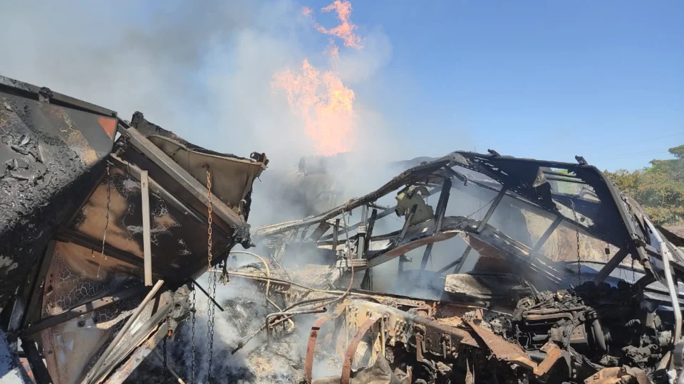 Vídeo: motorista morre após carretas se chocarem e pegarem fogo na TO-040