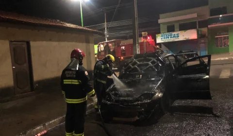 Vídeo: carro pega fogo em avenida de Paraíso do Tocantins