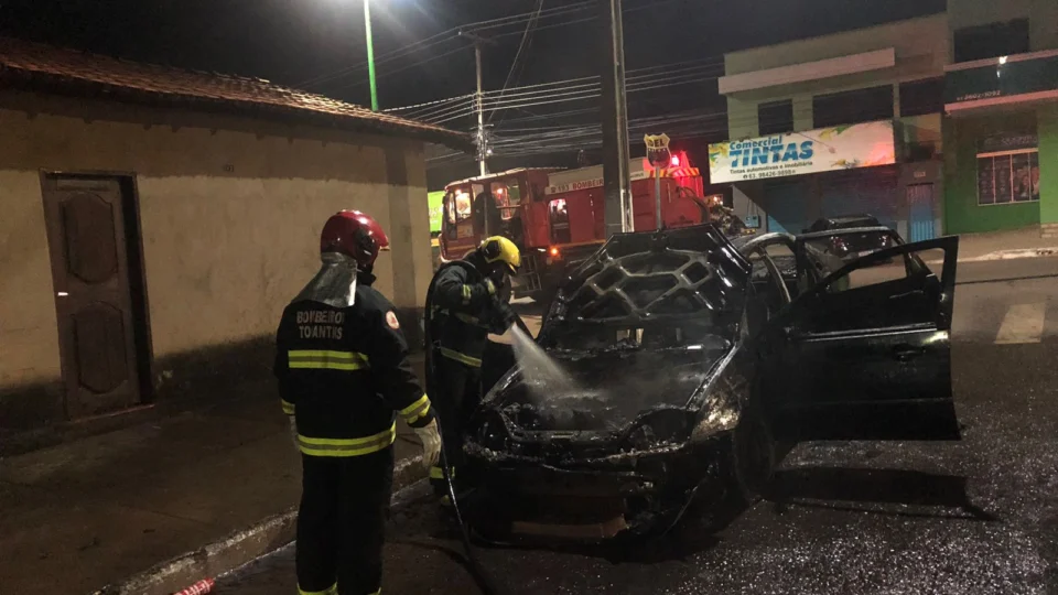 Vídeo: carro pega fogo em avenida de Paraíso do Tocantins