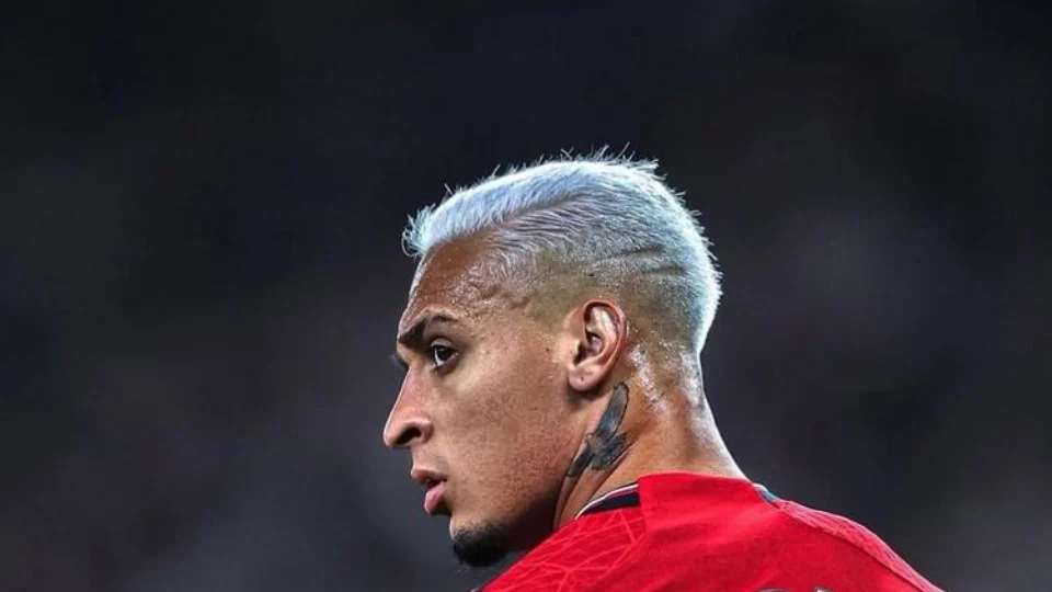 Ex-namorada de Antony viaja à Manchester para prestar depoimento à polícia