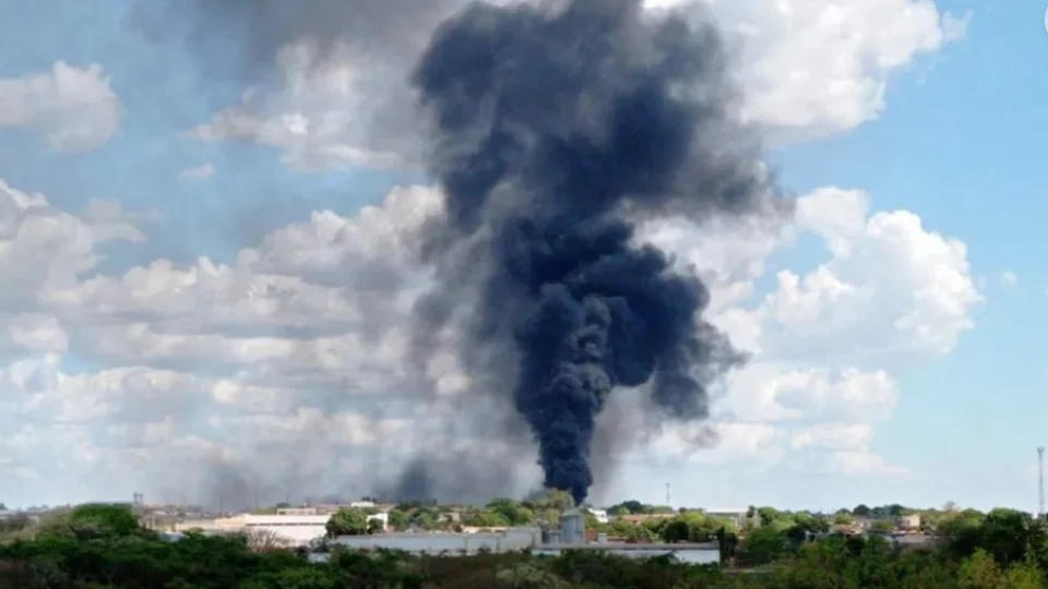 VÍDEO: incêndio atinge oficina de carros e assusta moradores em Palmas
