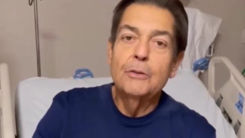 Dez dias após receber alta, Faustão volta a ser internado em SP