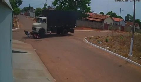 VÍDEO: motociclista faz manobra perigosa e colide com caminhão em Tocantins