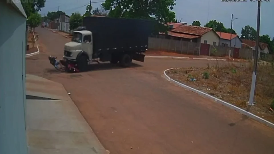 VÍDEO: motociclista faz manobra perigosa e colide com caminhão em Tocantins