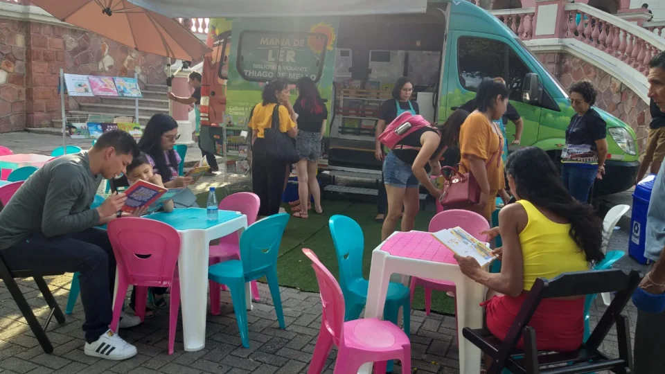 ‘Mania de Ler’ com leitura de cordéis é realizado no Largo, em Manaus