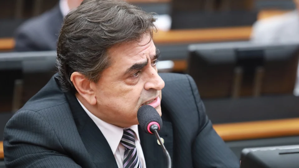 Deputados protocolam PEC do equilíbrio entre os poderes