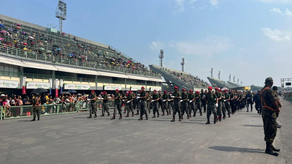 Desfile de 7 de Setembro reúne milhares de pessoas no Sambódromo em Manaus