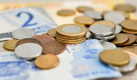 Setor de serviços: AM tem redução de R$ 400 na média salarial, diz IBGE