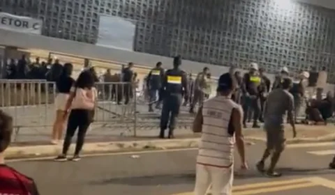 Torcida gera confusão durante jogo entre Flamengo e Athletico-PR