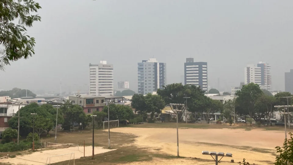 Manaus fica coberta de fumaça na manhã desta quarta-feira, 20; veja imagens