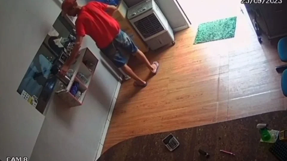 VÍDEO: garrafa de café é furtada de funerária em Paraíso do Tocantins