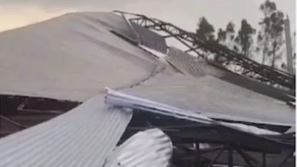 Vídeo: galpão é destruído após chuva e ventania em Figueirópolis-TO