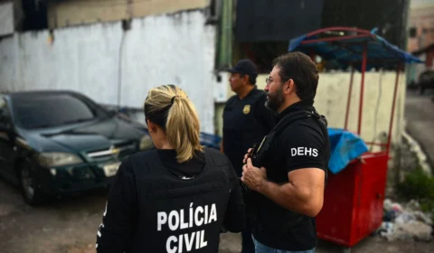 Vídeo: suspeito é preso com drogas, arma de fogo e munições em Manaus