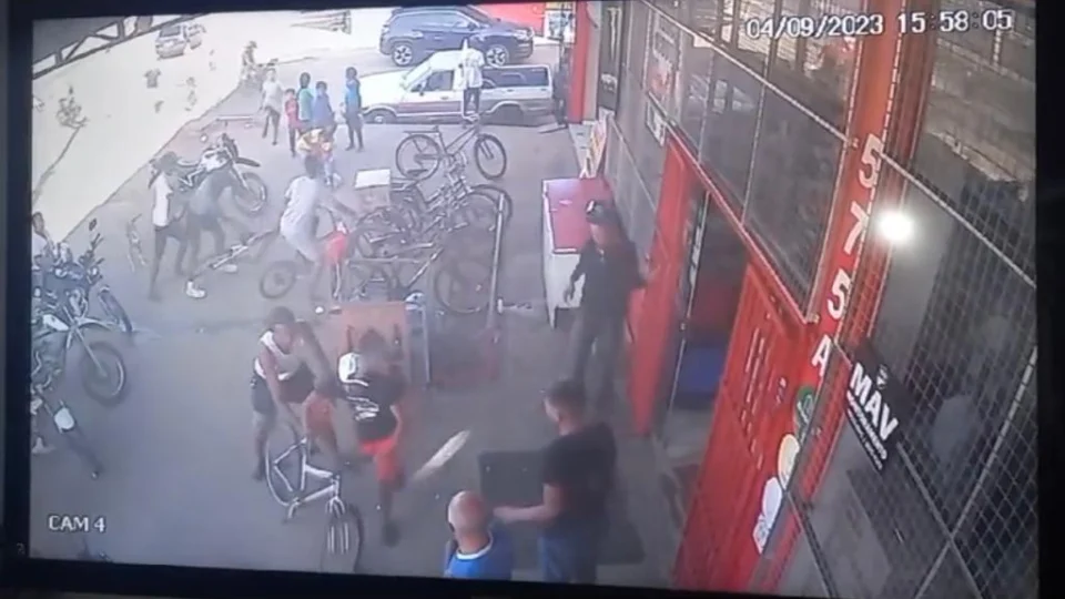 RR: Venezuelanos tentam fazer arrastão em frente de supermercado