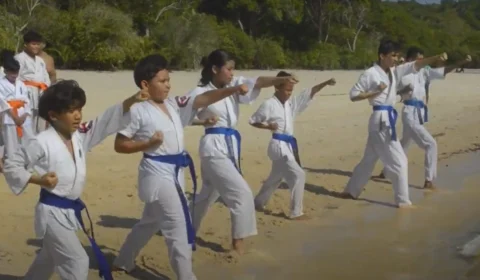 VÍDEO: atletas de karatê recebem graduação em praia de Parintins-AM