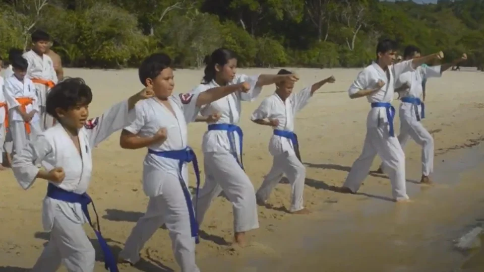 VÍDEO: atletas de karatê recebem graduação em praia de Parintins-AM