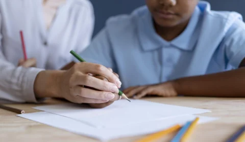 ‘Lavagem cerebral’: deputada do AM propõe PL sobre ‘doutrinação’ nas escolas