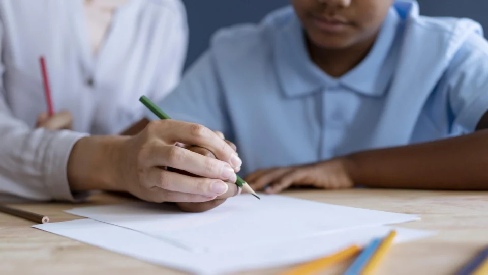 ‘Lavagem cerebral’: deputada do AM propõe PL sobre ‘doutrinação’ nas escolas