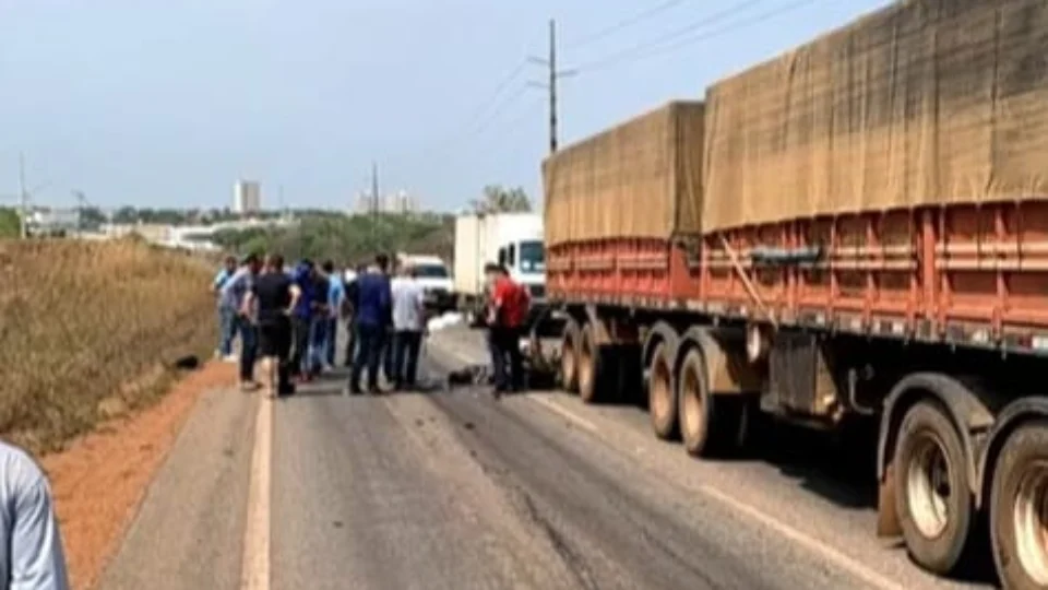 Motociclista morre ao colidir com caminhão em Palmas; veículo estava em pane