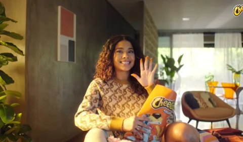 Marca apaga propaganda com Bella e Mc Cabelinho após término de namoro