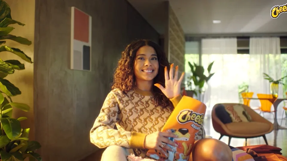 Marca apaga propaganda com Bella e Mc Cabelinho após término de namoro