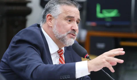 Nas redes sociais, Paulo Pimenta liga milícias à família de Bolsonaro