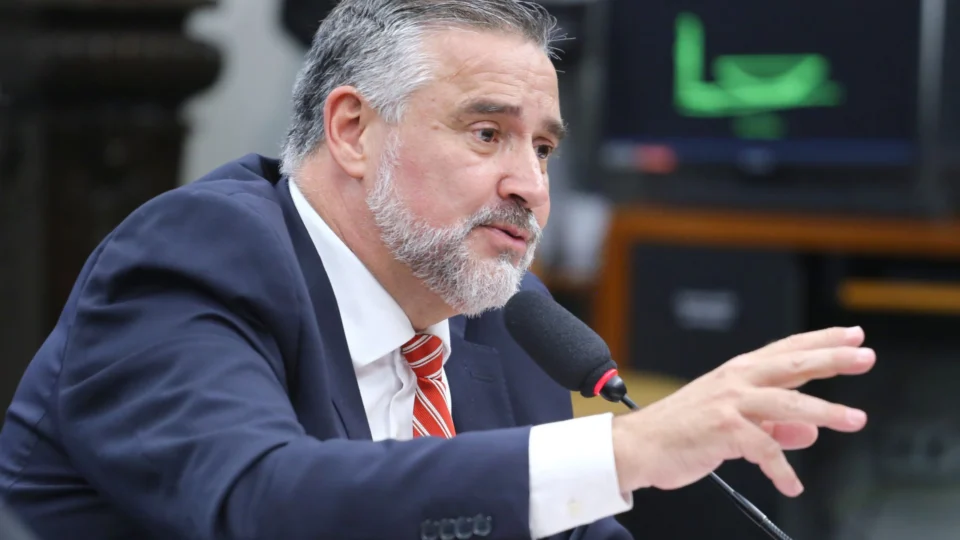 Nas redes sociais, Paulo Pimenta liga milícias à família de Bolsonaro