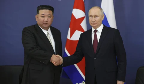 Na Rússia, Kim Jong-un visita fábricas de armas militares e inspeciona navios