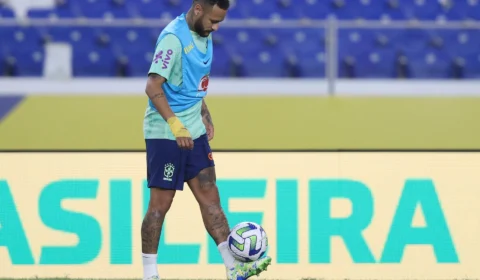 Neymar cai sobre a mão e dá susto em treino da seleção brasileira em Belém (PA)