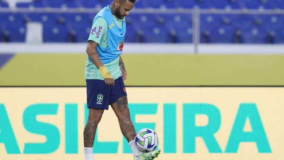 Neymar cai sobre a mão e dá susto em treino da seleção brasileira em Belém (PA)