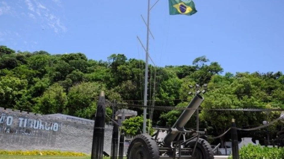 Nikolas Ferreira faz chá revelação em área de tortura na ditadura