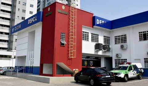 Mãe é presa suspeita de agredir violentamente o filho de 13 anos em Manaus