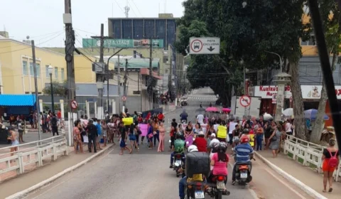 Familiares de detentos fecham ruas em protesto por melhorias em presídios no AC