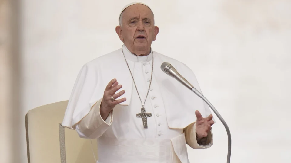 Papa Francisco afirma que ajudar imigrantes no mar é um dever da humanidade