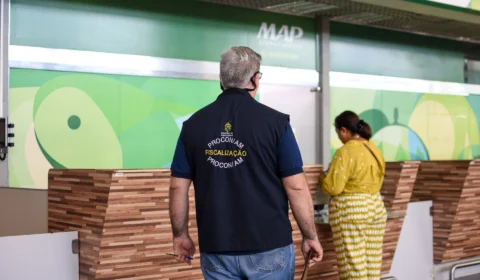 Após denúncia de passageiros, Procon-AM autua empresa MAP Linhas Aéreas