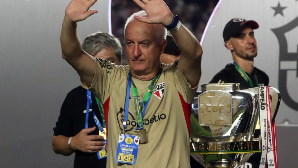 Sampaoli deixa campo; Dorival consola elenco do Flamengo após jogo