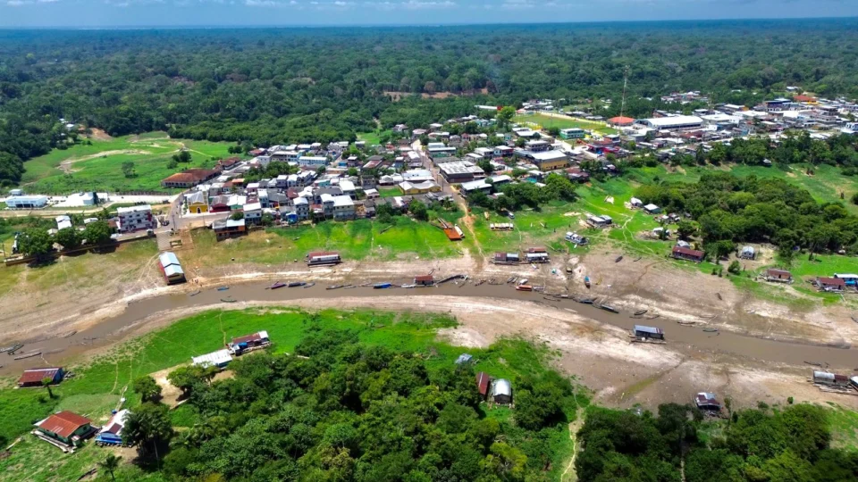 Com estiagem, serviço de dragagem é garantido para tráfego de rios no AM