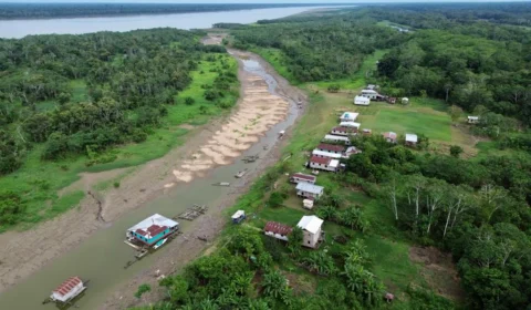 Seca pode reduzir 40% da capacidade de navegação no rio Amazonas em 15 dias