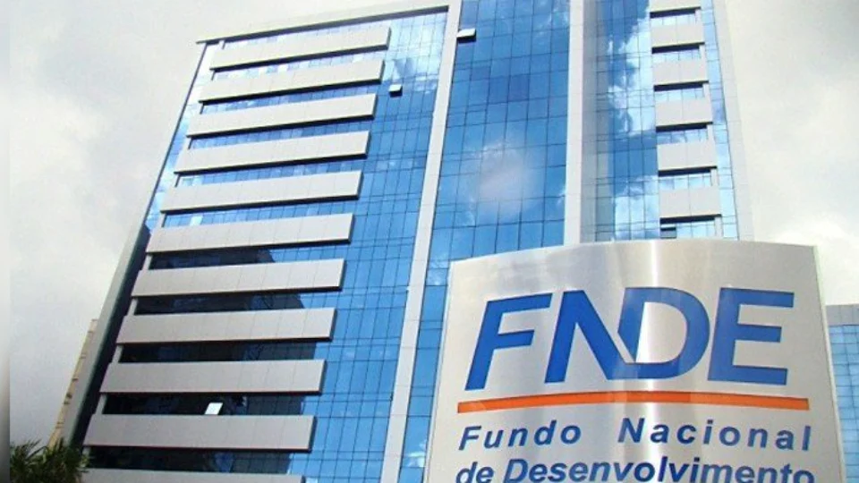 Com salários de até R$ 7,9 mil, FNDE abre inscrições para concurso público
