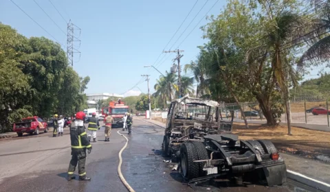 Incêndio deixa carreta destruída no Distrito Industrial de Manaus; veja fotos