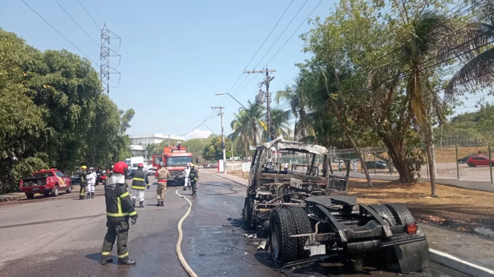 Incêndio deixa carreta destruída no Distrito Industrial de Manaus; veja fotos