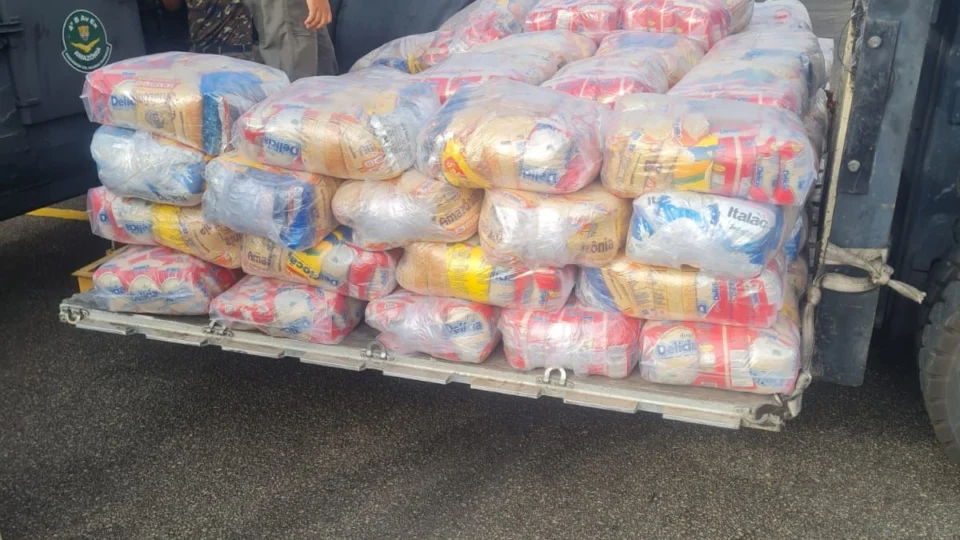 Forças Armadas entregam 4,4 mil kg de alimentos na Terra Yanomami, em RR 