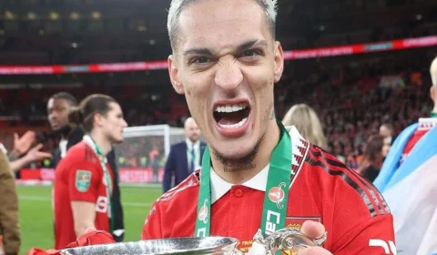 Antony é reintegrado ao Manchester United após acusações de agressão