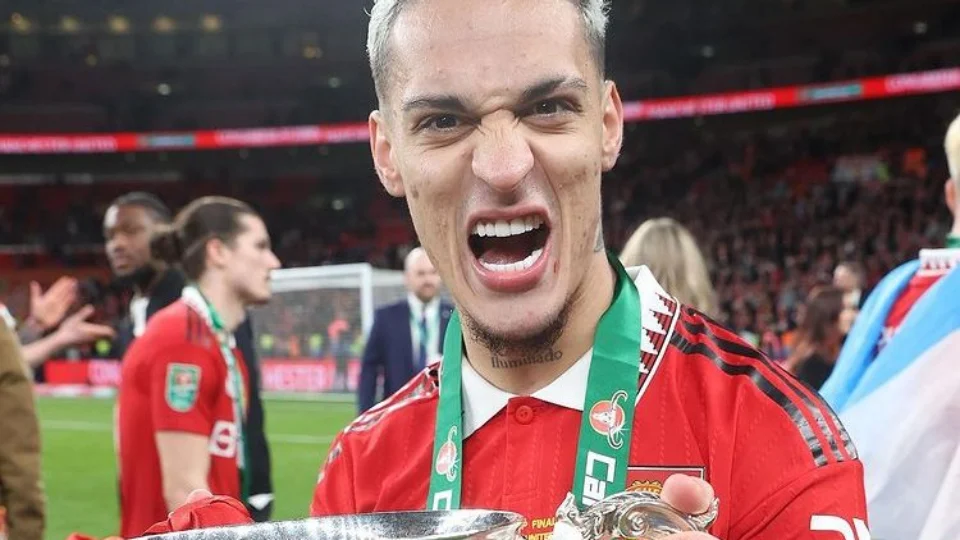 Antony é reintegrado ao Manchester United após acusações de agressão