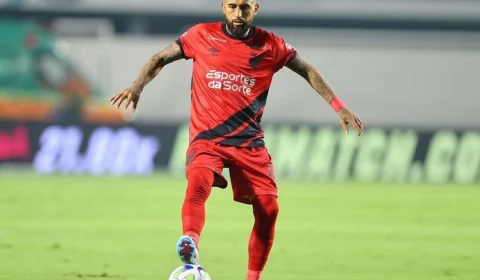 ‘Carecas são complicados’, diz Arturo Vidal em live nas redes sociais